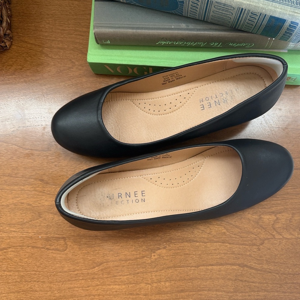 Journee Collection Women's Saar round toe kitten heels